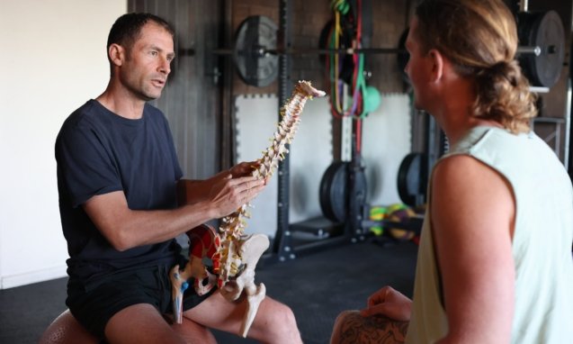 Gio coaching a client at Rebalancing Health, Byron Bay
